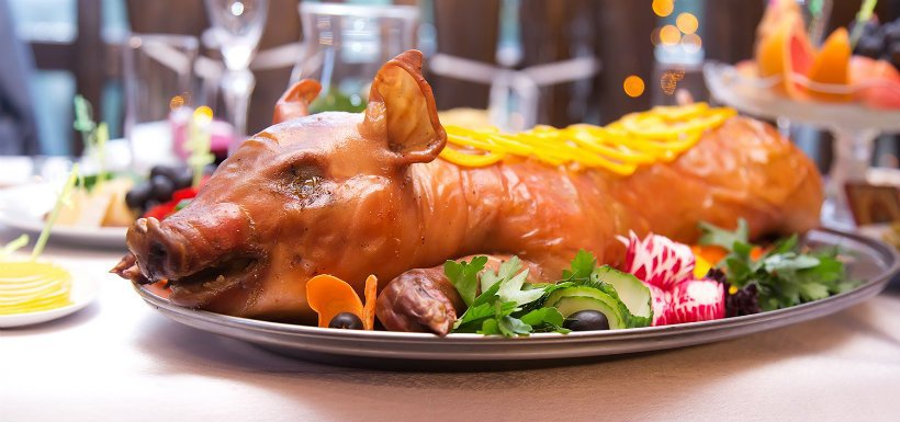 Heo sữa quay nhồi lá mắc mật tại Sài Gòn